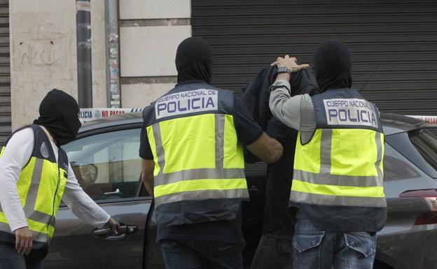La policía asesta el mayor golpe a las redes que financian el retorno a Europa de yihadistas