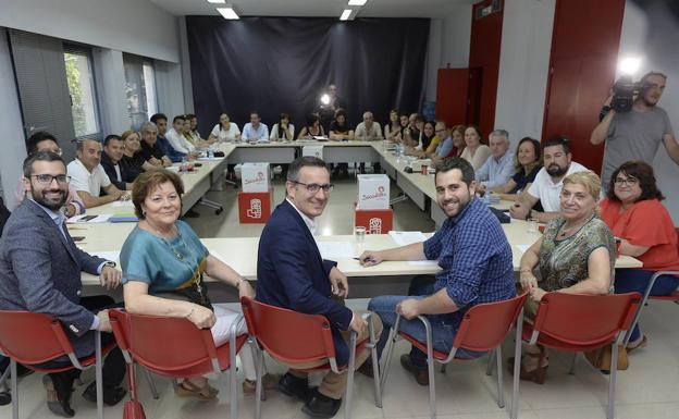Conesa suspende de militancia a Castejón, pero le deja gobernar en nombre del PSOE