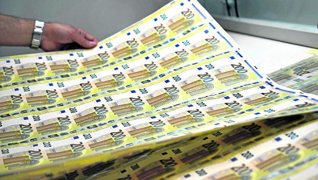 La mujer española que lucha contra los billetes falsos