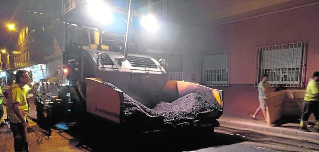 La calle Mayor de Los Dolores recibe un lavado de cara en toda su extensión