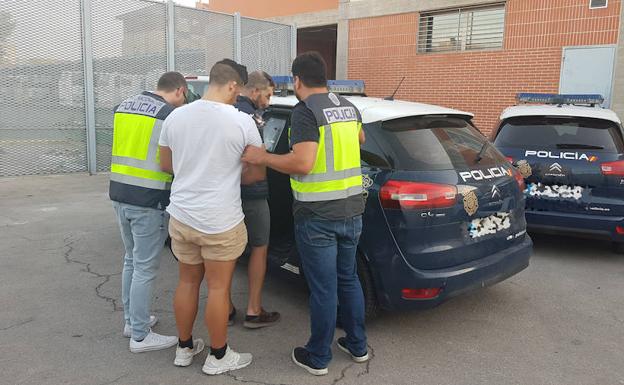 Detenidos dos presuntos autores de 15 robos con fuerza sobre los baúles de motocicletas
