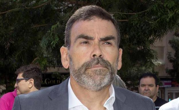 Un policía local acusa a José López de ofenderle y de insultar a un vecino