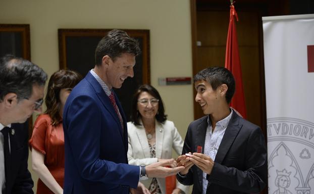 Un premio a la excelencia académica con más de seis años de retraso