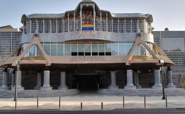 La Asamblea iza la bandera arcoíris LGTBI pese a las reticencias de Vox