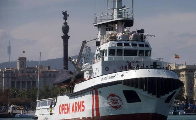 Los inmigrantes que fueron avistados por el 'Open Arms' llegan a Sicilia