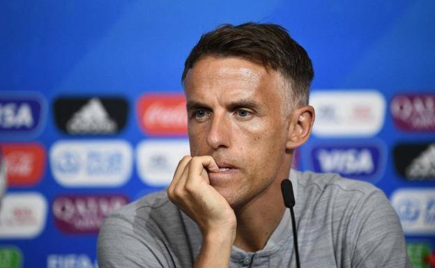 Phil Neville defiende a Megan Rapinoe