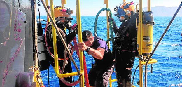 El buque 'Neptuno', de campaña en las islas Cíes