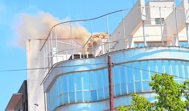 Seis atendidos por inhalar humo en un incendio