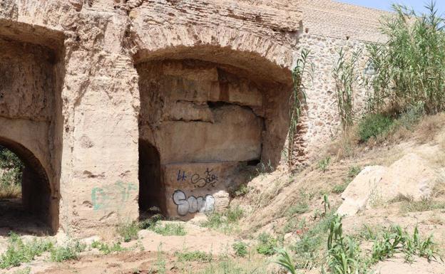 Huermur denuncia ante Cultura el mal estado del Acueducto de los Arcos