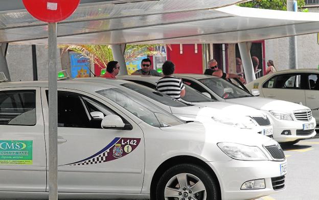 Los taxis podrán cobrar con tarjeta y serán renovados antes de 12 años