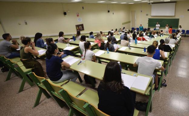 Cuatro de cada diez aspirantes superan la primera prueba de las oposiciones de maestro