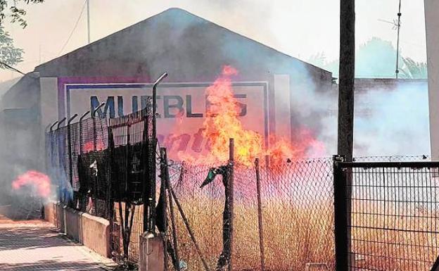 Alarma por un fuego en pleno centro de Sangonera la Verde