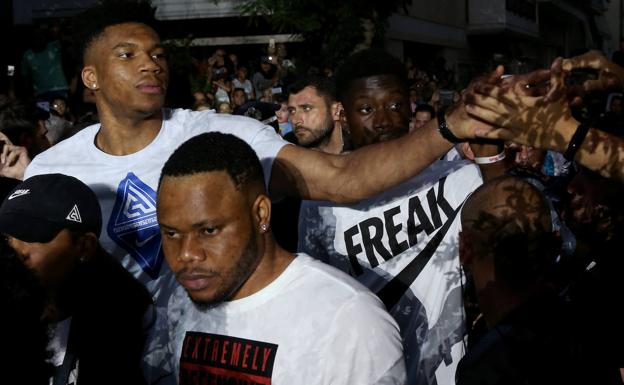 Los inmigrantes de Grecia se miran en el espejo de Antetokounmpo