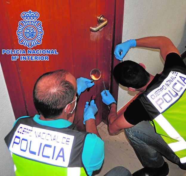Bandas de ladrones marcan los pisos con testigos plásticos en las puertas