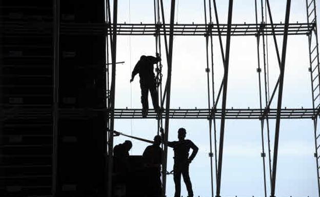 Lesiones musculares, caídas y ansiedad, principales causas de accidente laboral en España