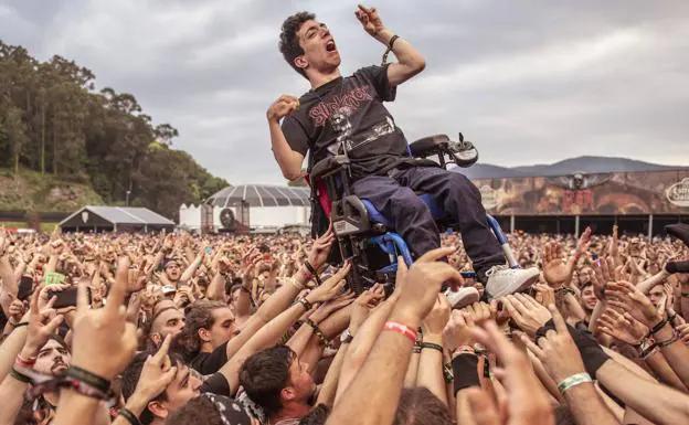 El joven en silla de ruedas que voló en un concierto heavy: «Te sientes como Dios»