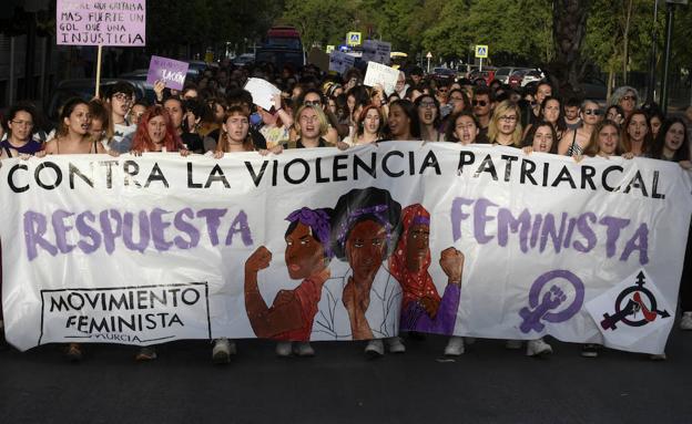 Un centenar de personas en Murcia muestra su apoyo a la víctima de 'La Manada de Manresa'