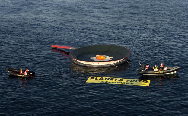 Una 'sartén gigante' en La Manga para protestar contra el calentamiento global