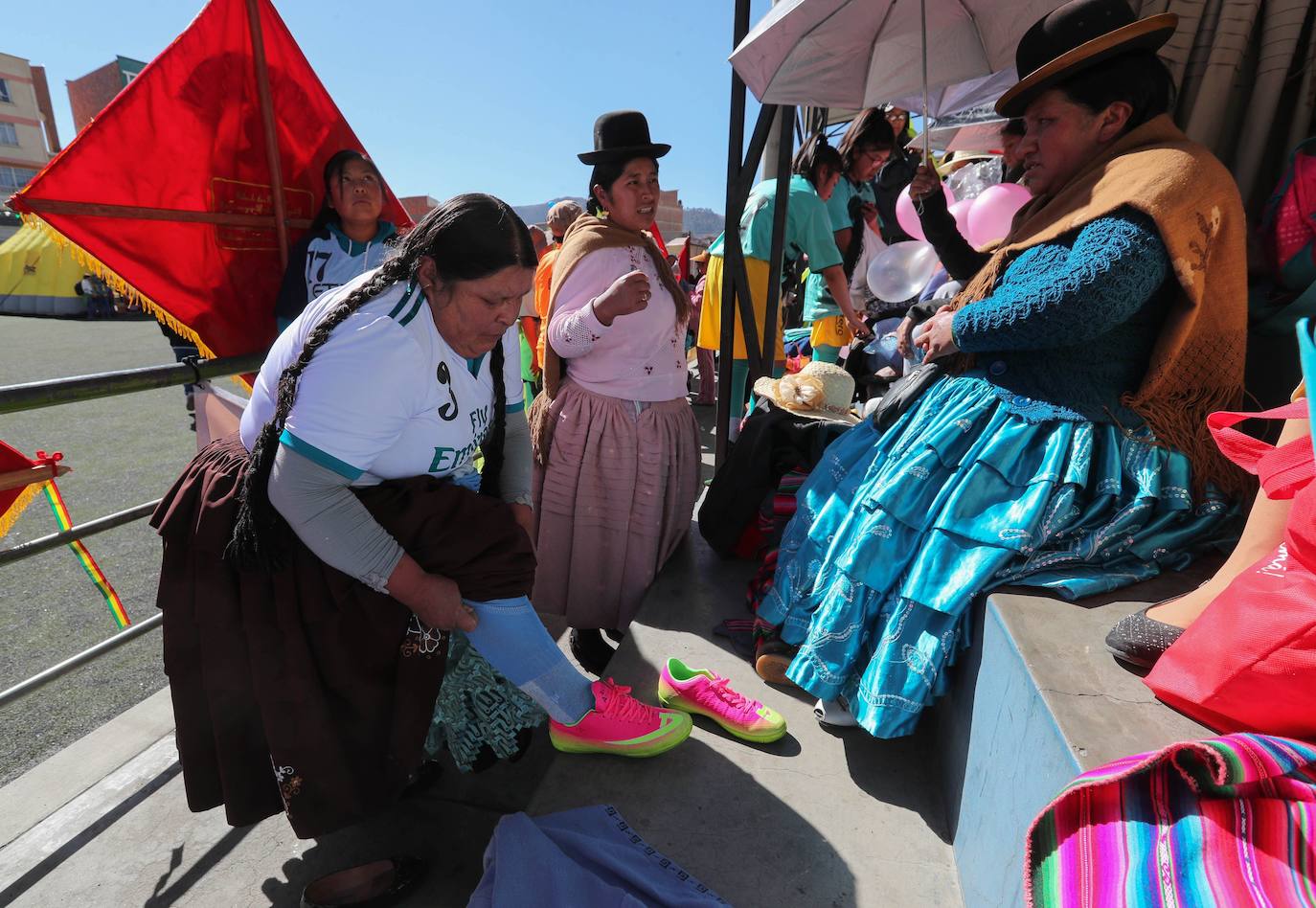 Las cholitas también juegan al fútbol