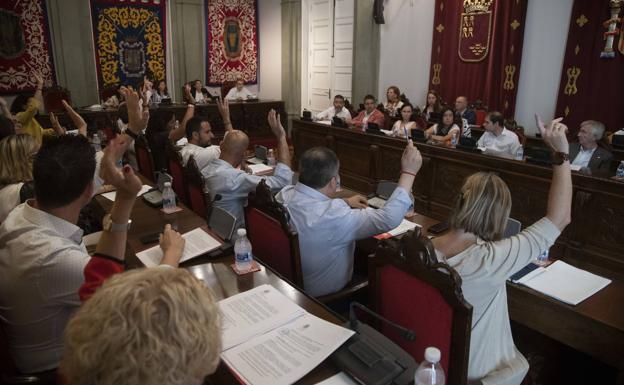 El Pleno de Cartagena aprueba un aumento del 5,7% en el sueldo de la corporación