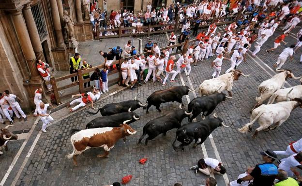 Multado un corredor murciano en los Sanfermines por agarrar a los toros