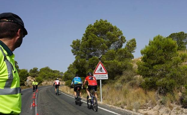 La DGT instala señales para alertar si hay ciclistas en puntos críticos de las carreteras de la Región