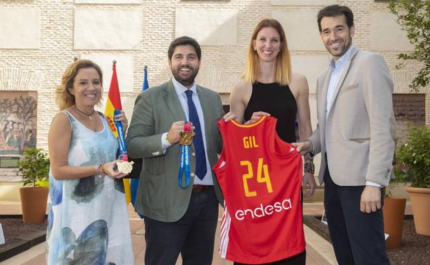 López Miras: «Es un orgullo pertenecer a la misma región que una campeona como Laura Gil»