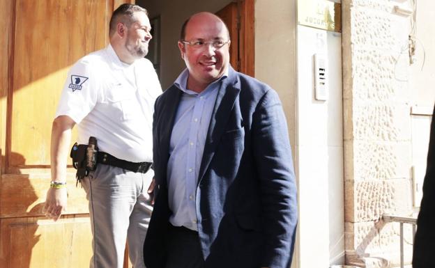 Sánchez recoge en el juzgado de Lorca la notificación de una nueva causa de corrupción