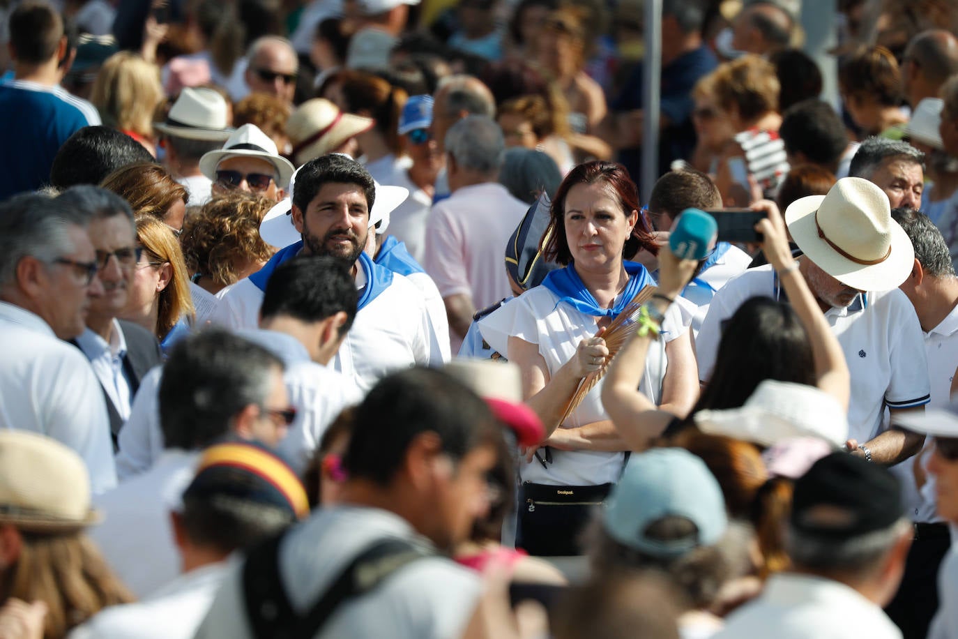 Miles de fieles honran por tierra y mar a la Virgen del Carmen en San Pedro