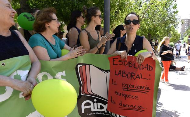 Más de un centenar de opositores reclaman «justicia» frente a la Consejería de Educación