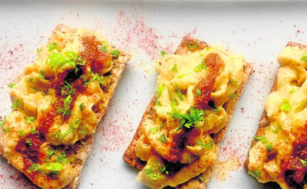 Tosta de humus con garum