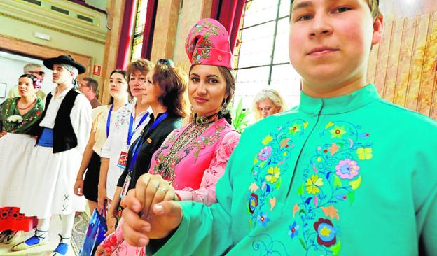 Las noches se llenan de folclore llegado de todas las partes del mundo