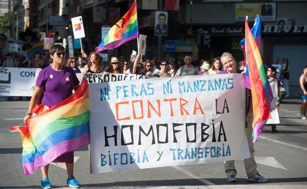 Colectivos LGTBI, feministas y de atención a inmigrantes denuncian el pacto con Vox