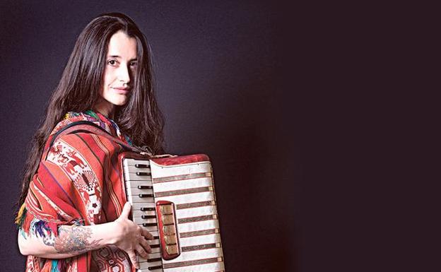 Pascuala Ilabaca: No podía faltar el folclore