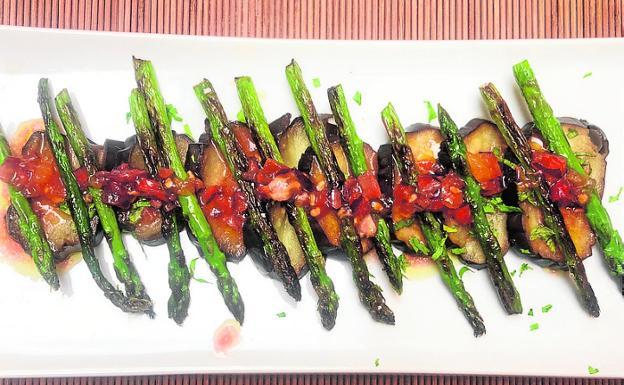 Berenjena asada con trigueros