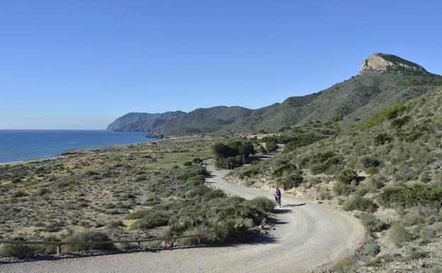 Fallece un hombre de 87 años al despeñarse cuando hacía senderismo en Calblanque