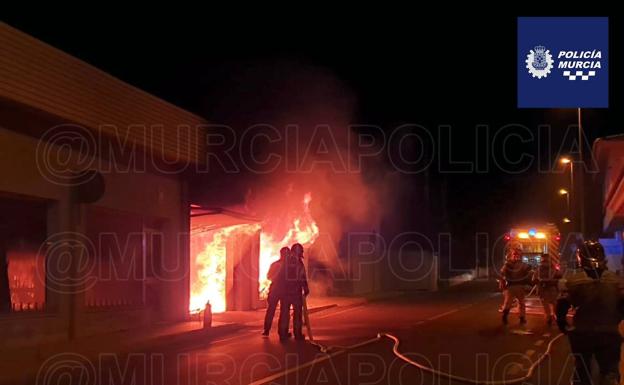 Arde un almacén de muebles en Cobatillas