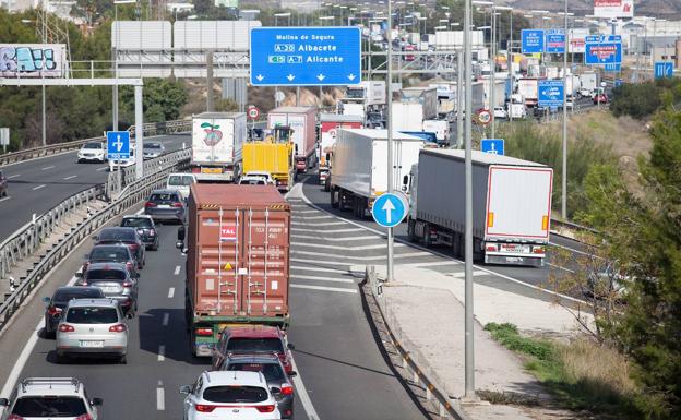 La operación salida de agosto provoca largas retenciones en el nudo de Espinardo