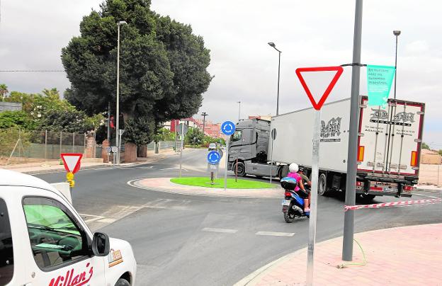 Una nueva rotonda en Lorca desata las quejas de los vecinos