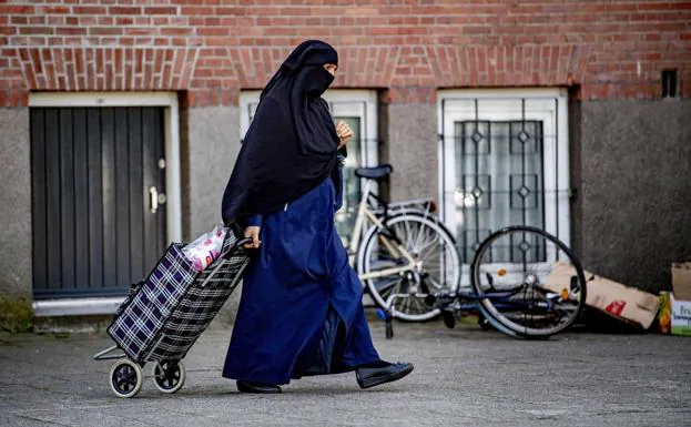 Prohibido utilizar burka en las escuelas, los hospitales y los transportes públicos de Holanda