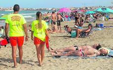 Las atenciones por picaduras caen un 64% por la menor presencia de medusas