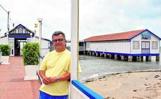 A un metro sobre el agua