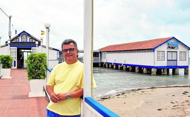 A un metro sobre el agua