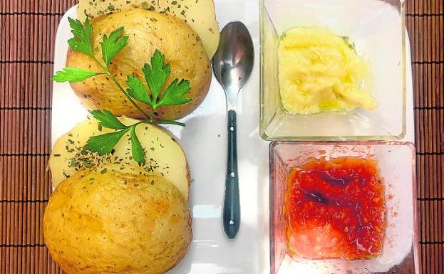 Patatas asadas con dos salsas