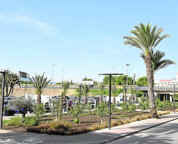 Un jardín une la mota del río con El Malecón entre vegetación de la huerta