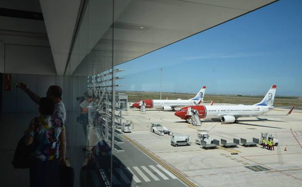 El aeropuerto de Corvera pierde más de 100.000 pasajeros en un año con respecto a San Javier