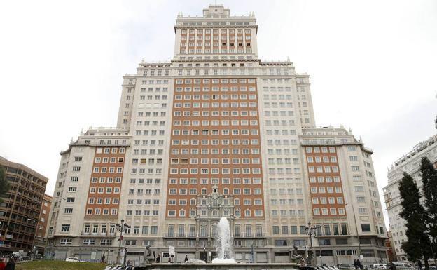 RIU abre el hotel Plaza España tras su disputa con Trinitario Casanova