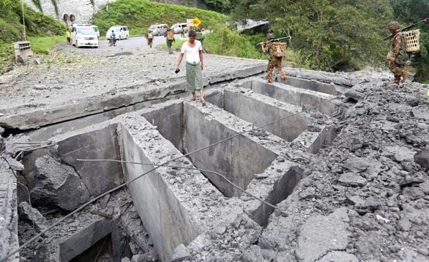 «Todo se quedó en silencio; luego nos dijeron que habían volado un puente»