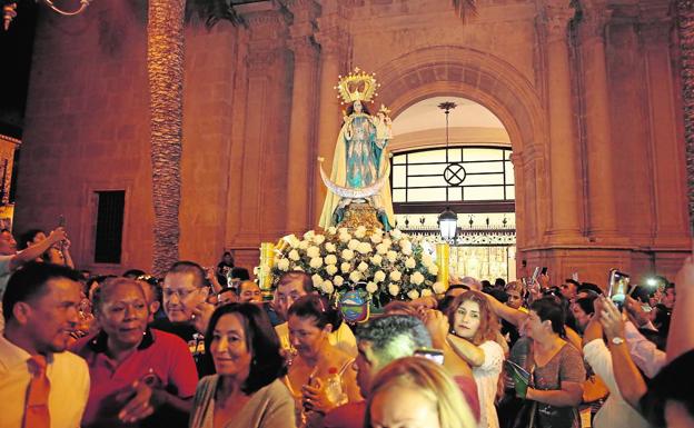 Cientos de fieles acompañan a la Virgen del Cisne