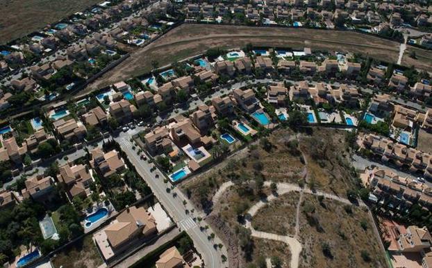 Salud apunta que el 80% del hábitat del mosquito tigre es de propiedad privada